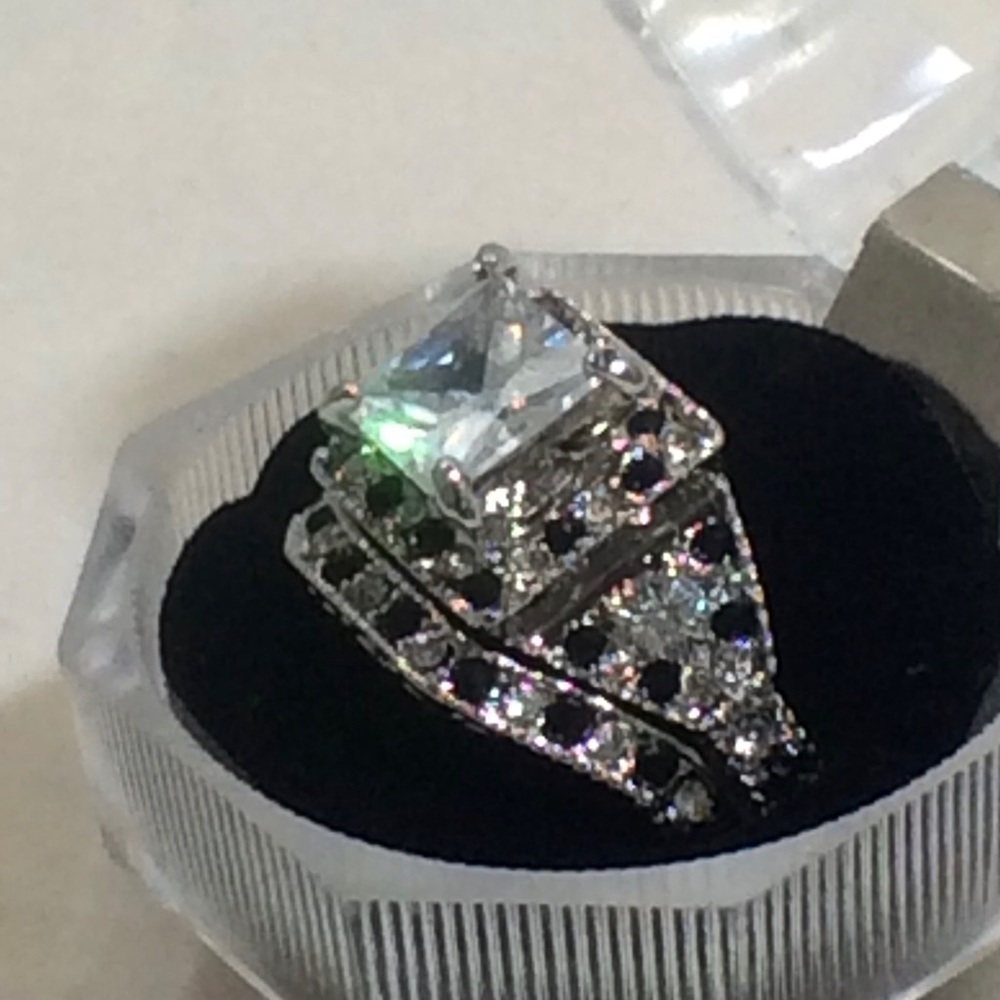 Ladies Wedding Ring Set! - Picture 8 of 9